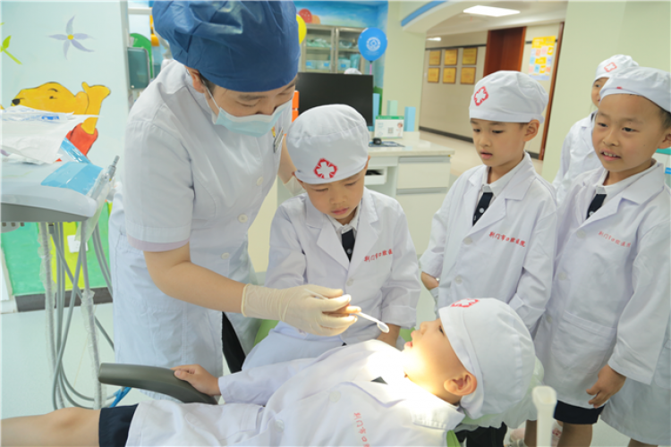 小小牙医初“上岗”，探索牙齿“大学问”