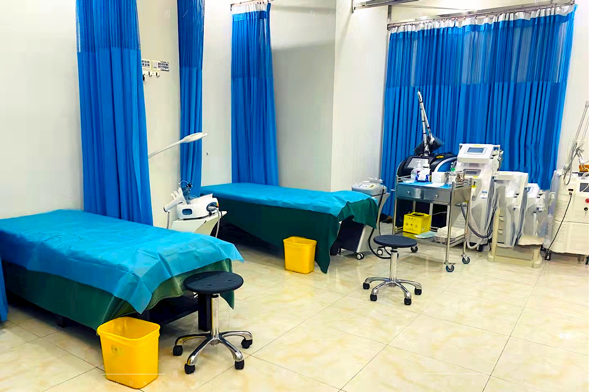 东莞玻尿酸丰唇珠2024价目表均价一览(2024东莞玻尿酸丰唇珠参考价为：21560元)