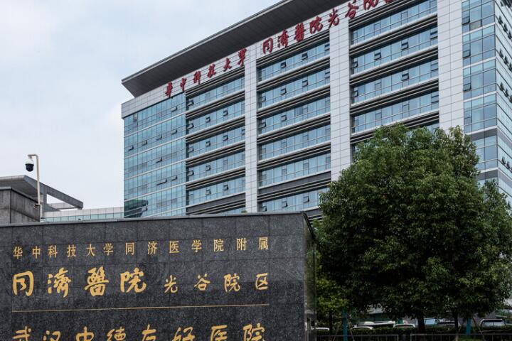 阴明星整形医生-海口市阴明星医生脸上有卧蚕名气大口碑好