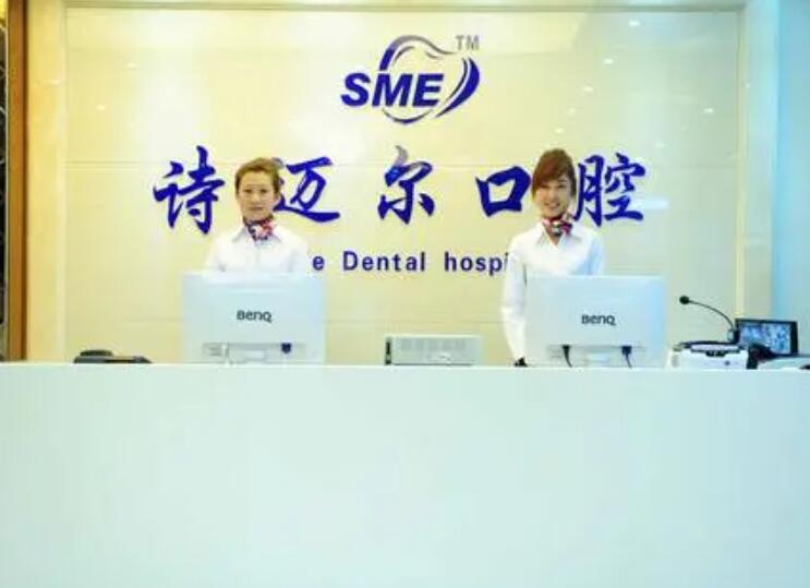 牙齿矫正中金属托槽与隐形牙套有什么区别？从舒适度、美观性和矫正周期分析哪个更优