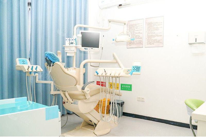 东莞致上口腔(寮步总店)有哪些医生？其中张仲沅医生擅长根管治疗与牙齿贴片，尤其以根管治疗见长，技术娴熟。