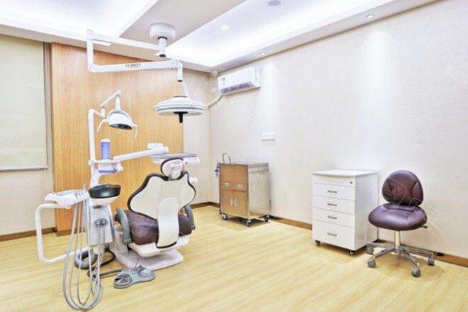 深圳尔睦口腔(壆岗店)有哪些医生？其中包括口腔身体科、口腔外科等项目，何武林医生在口腔身体科方面尤为擅长，技艺娴熟。