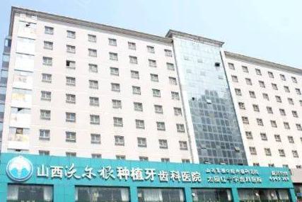 对于门牙缺失四个的修复方案是建议镶牙还是种牙呢？