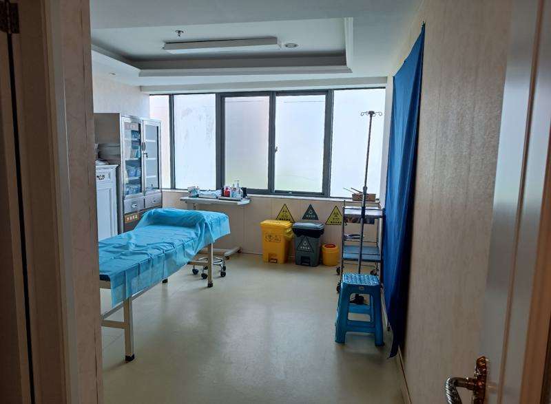 福州格莱美美容皮肤美容收费价格表，去红血丝：595\假体植入矫正法令纹：942起