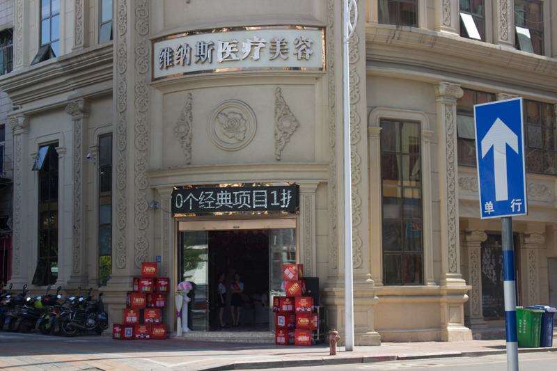 莆田眼部整形收费价格表，眼皮下垂矫正：4052\眼睑松弛修复：2665起