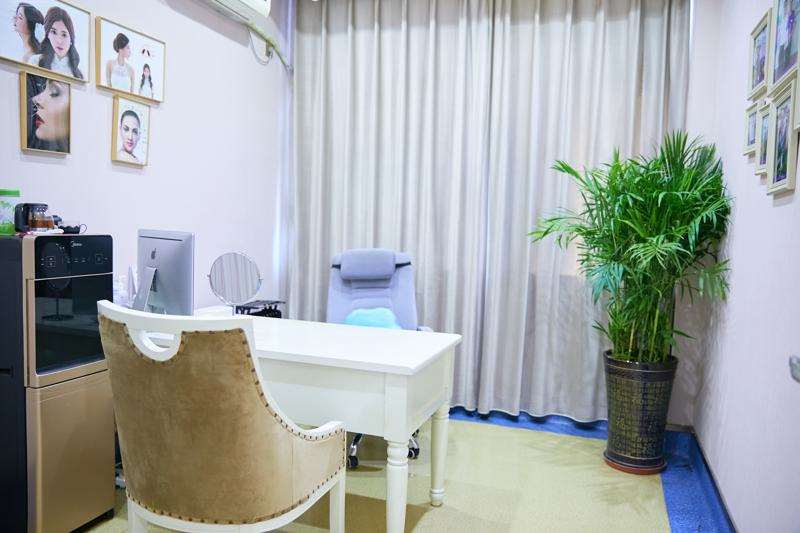 厦门欧菲面部轮廓收费价格表，下颌角：1879\下巴：3824起