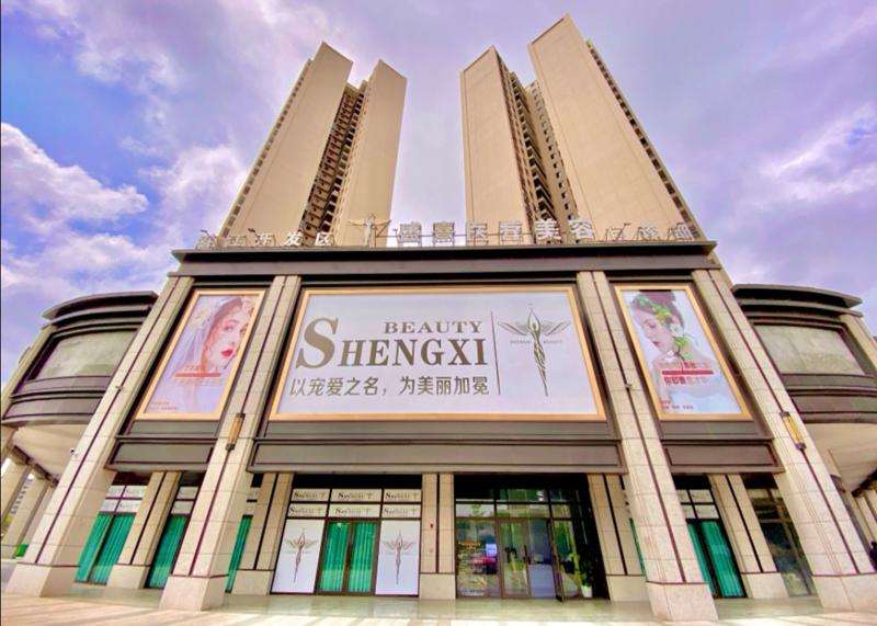 湛江市第一中鼻部整形收费价目表，延长鼻小柱：1295\蒜头鼻治疗：647起