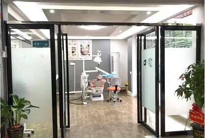 贺州微笑口腔医疗钟山微笑口腔整形收费价目表，牙齿种植：1565\突嘴矫正：4322起