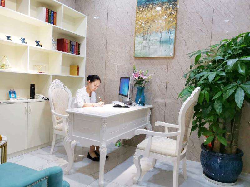 南宁广西爱思特整形外科医院美体塑形收费价格表，瘦手臂：2051\瘦肩膀：3001起