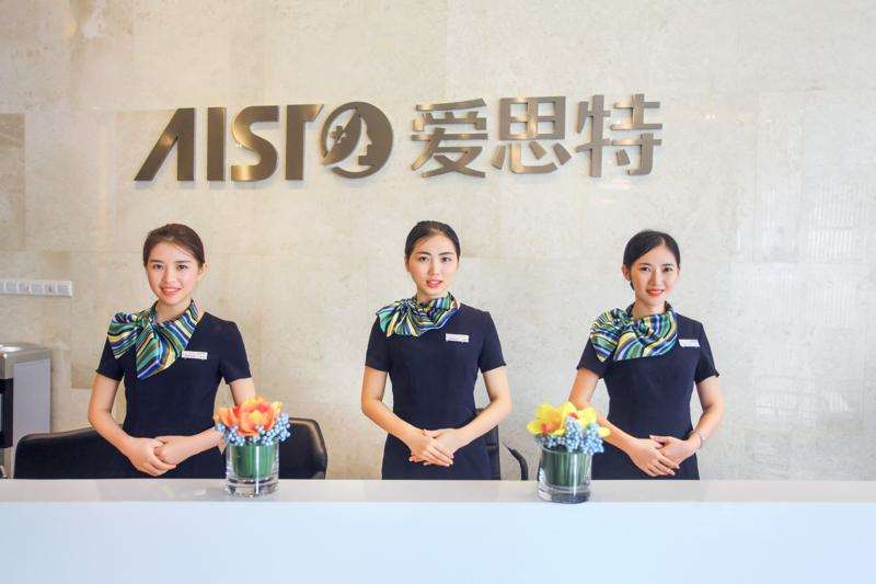 南宁广西爱思特整形外科医院皮肤美容收费价格表，去皱纹：4202\去脂肪粒：1979起