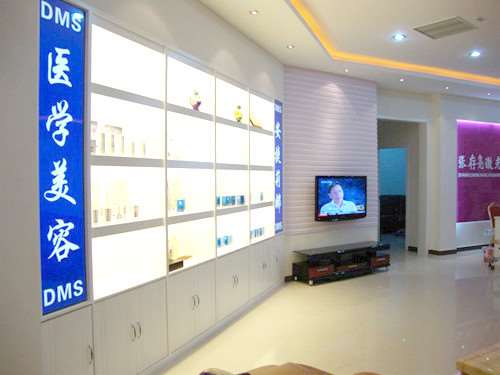 濮阳市龙华区张存亮医疗美容眼部整形收费价目表，做卧蚕失败修复：2864\眼窝：4506起