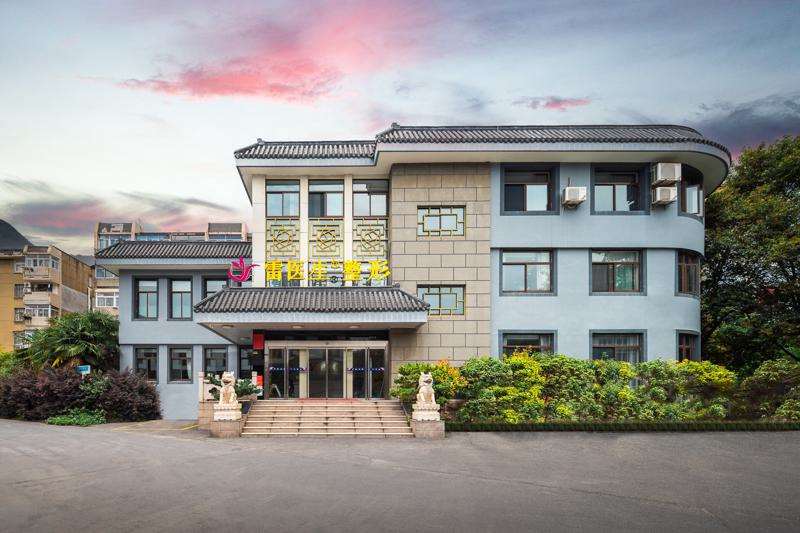 扬州眼睑疤痕修复费用是多少呐(2025扬州眼睑疤痕修复参考价为：4200元)
