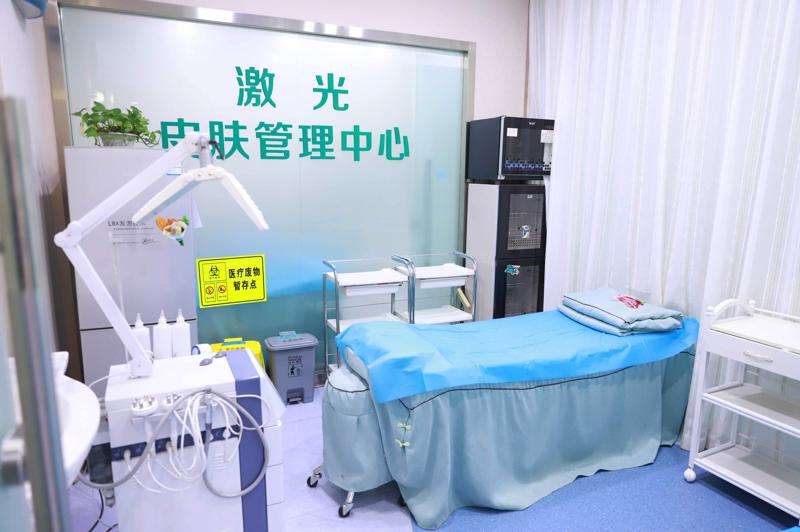沈阳眼部整形收费价格表，眼窝凹陷修复：4332\眼睑松弛修复：2708起