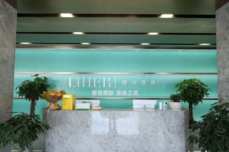 济南市第三人民医院眼部整形收费价格表，眼综合：4402\眼角提升：1134起