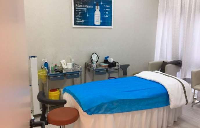 上海眼部整形收费价格表，做卧蚕失败修复：2875\眼窝：4403起