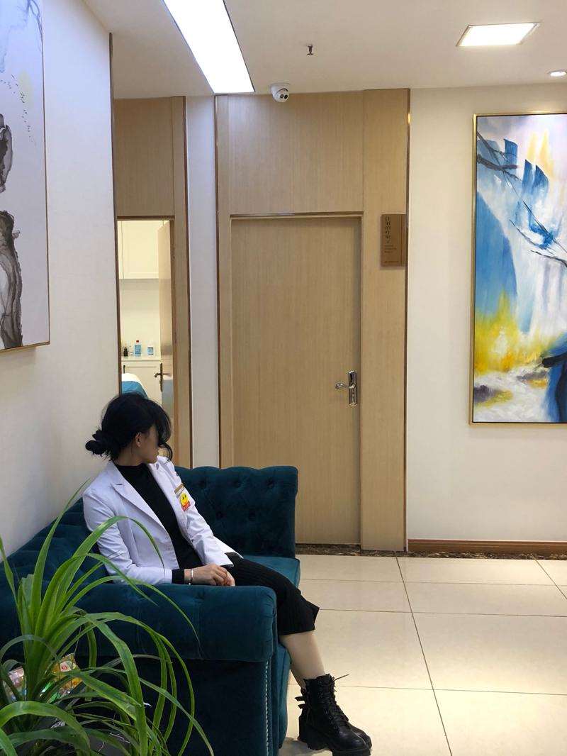 绵阳眼部整形收费价目表，眼窝凹陷修复：4096\消除肿眼泡失败修复：177起
