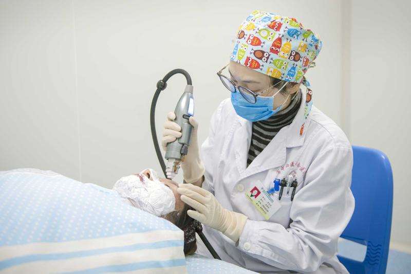 攀枝花胸部整形收费价目表，胸型美化：833\乳晕整形：932起