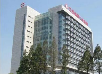 南京医科大学附属口腔医院牙齿矫正价格贵吗?隐形矫正和金属托槽该怎么选