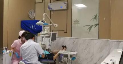 湖北咸宁市中心医院种牙怎么样？医疗团队专业，引进新型器械