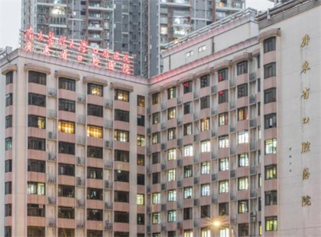 山西医科大学口腔医院收费标准：种植牙2980+矫正6800+拔智齿300