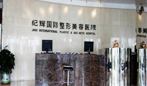 南方口腔医院种牙高岩医生怎么样？高岩有30多年临床工作经验