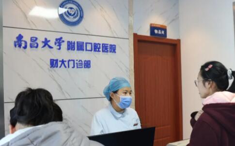 珠海邓功祥口腔医生的便捷挂号预约方式，提供在线和现场预约服务，专注于复杂牙齿拔除的专業解决方案。