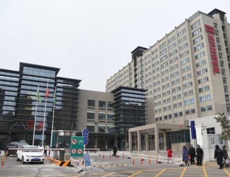 海口京雅口腔医生团队实力解析:张皑峰主任与李昱贤医师的牙齿矫正专长