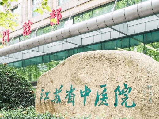 南京总医院口腔科主任吴占敖怎么样？熟练的进行牙种植手术操作