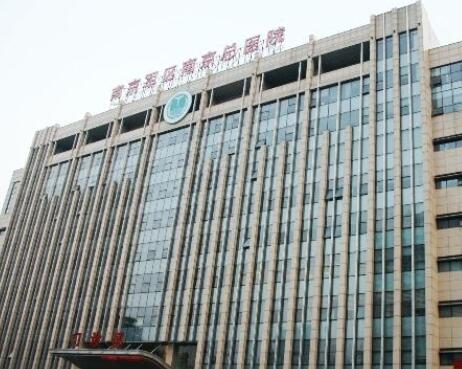 南京总医院口腔科主任吴占敖怎么样？熟练的进行牙种植手术操作