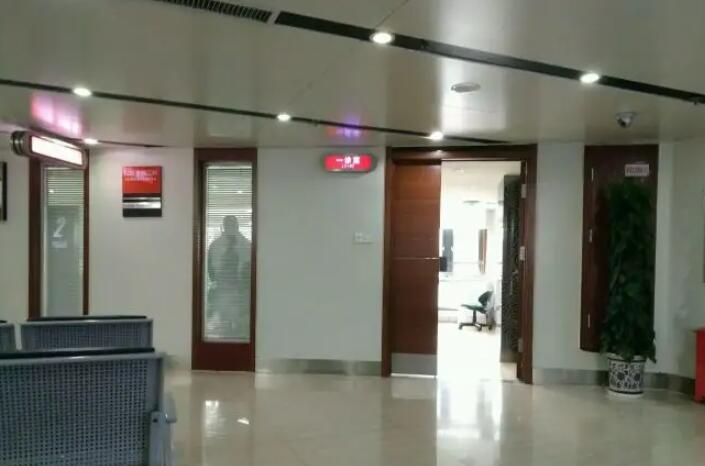 武大口腔医院光谷院区附近有没有地铁？有地铁也有公交车站
