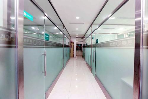 上海虹桥医院口腔科牙齿矫正价格表:金属托槽矫正7491元起-隐形矫正6752元起