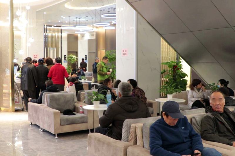 天津调节牙齿好的医院有哪些？天津医科大学开放床位50张，现有调节椅110台