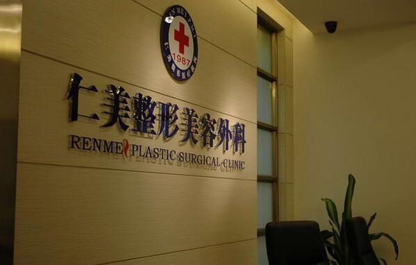 柳州割双眼皮哪个医生好点(柳州割双眼皮哪个医生好)