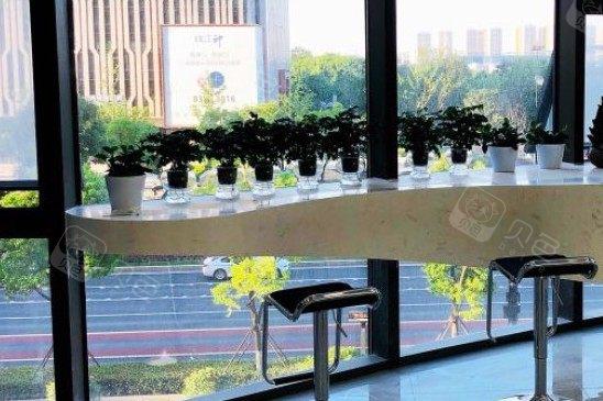 杭州镶牙价格表一览表2024：烤瓷牙600、种牙1680、全口义齿3000元