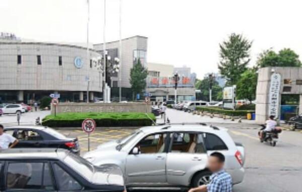 台州牙周护理医院有哪些？台州市中心医院陈再鸿，负责人医生
