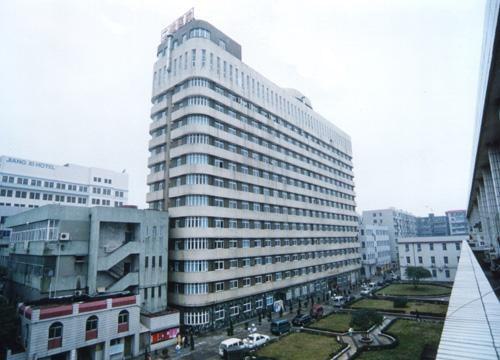 南昌摩尔口腔医院口腔诊疗价格表2026：种植牙与牙齿矫正费用详情一览