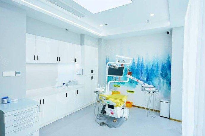 宁波李广喆口腔医生便捷挂号预约方式，轻松在线或现场预约精细舌侧矫正服务。