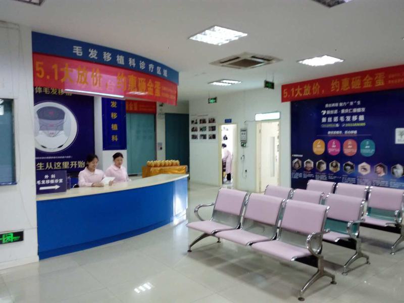 湖南湘乡仁爱口腔门诊部有哪些医生？其中李相伟医生擅长保持器和牙齿矫正，尤其在保持器方面表现出色。