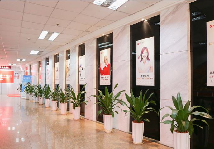 深圳同步齿科收费价格公布(矫正价格8800元起丨种植牙价格4500元起)