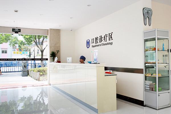牙齿矫正有哪些方法?上海知音口腔专家详解金属托槽-陶瓷托槽-隐形矫正优缺点