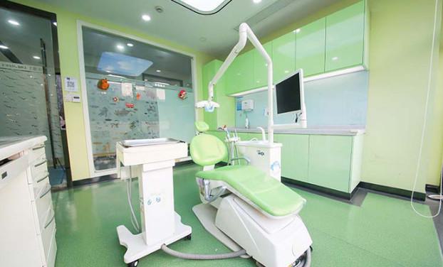 杭州西湖口腔医院种植牙价格大曝光:单颗7800起,半口-全口种植方案全解析