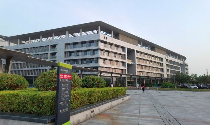 香港大学深圳医院种牙收费价目表：种植牙7000元起有降价幅度