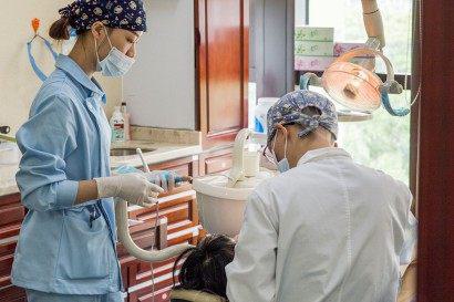 福州博美齿科价格表:种牙6800元起-牙齿矫正11700元起-镶牙1100元起