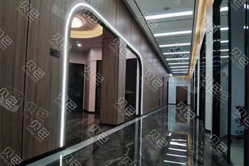 太原达美口腔(晋阳街店)的医生团队中，侯军医生擅长牙齿治疗与牙齿修复，尤其是牙齿修复技术娴熟。