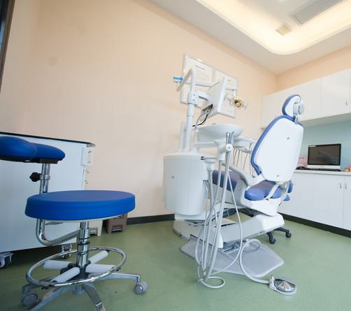 苏州正禾口腔诊所价格表:矫正牙齿8500丨种植牙6800丨镶牙880