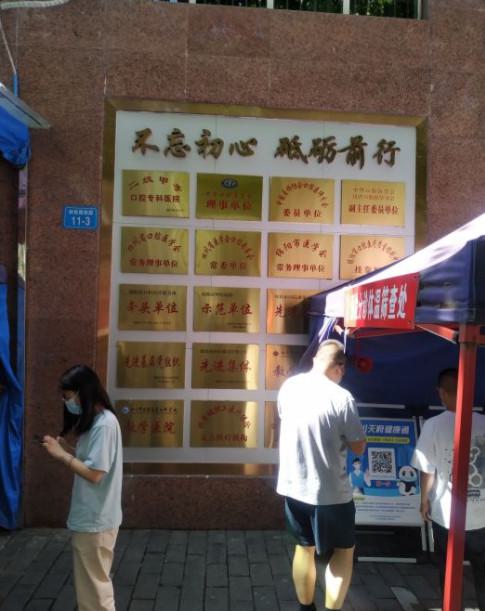 绵阳种牙齿多少钱一颗？我想在绵阳做半口种牙多少钱啊？
