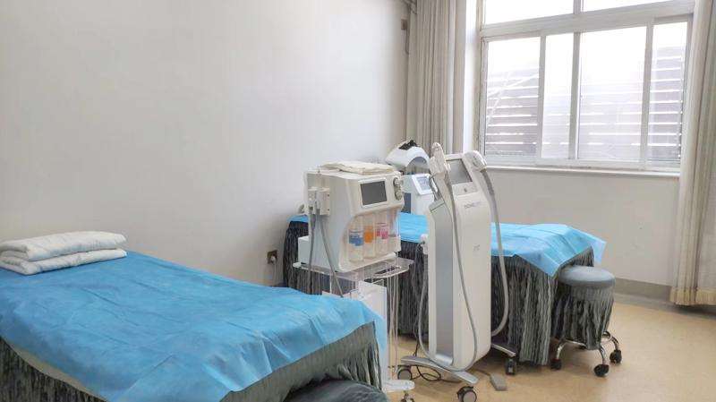 北京四惠中医医院眼部整形收费价格表，眼角提升：1164\眼睑内翻矫正：4013起
