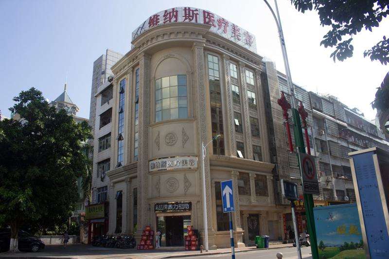 莆田眼部整形收费价格表，眼皮下垂矫正：1154\眼角修复手术：1581起