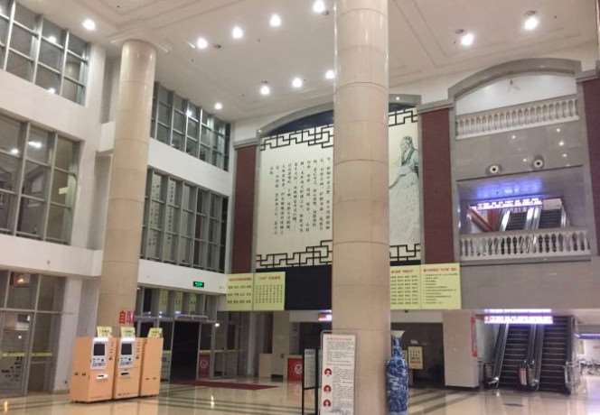 厦门海峡医疗美容眼部整形收费价格表，眼窝凹陷修复：3327\眼窝：4304起