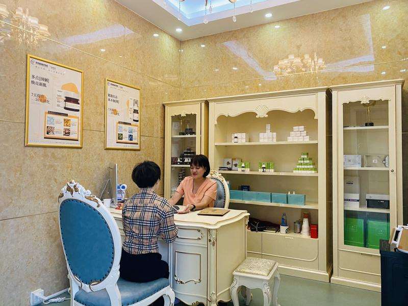东莞眼部整形收费价格表，做卧蚕失败修复：2904\眼窝：4424起
